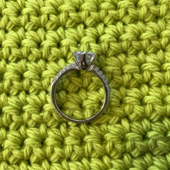 Engagement ring - Picture 5 of 5
